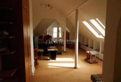 Casă cu 9 camere cu Teren 107 Mp în Moșilor - 1