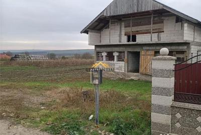 Casă cu 6 camere cu Teren 2402 Mp în Podriga - 2