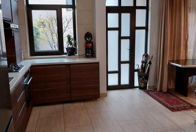 Casă cu 4 camere cu Canalizare în Giulești - 8