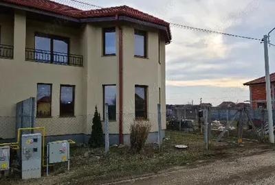 Casa si curte 7,5 ari zona melody str petuniei - 1