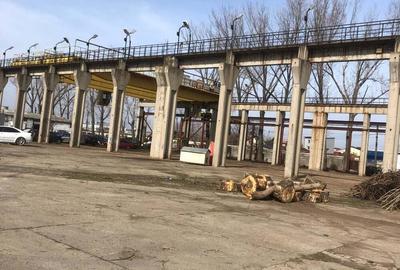 Spațiu comercial, în Titan