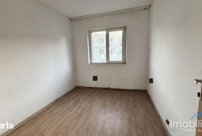 Apartament cu 4 camere decomandat în Petros - 3