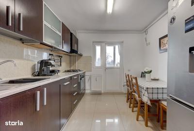 Apartament cu 3 camere semidecomandat, mobilat în Apărătorii Patriei