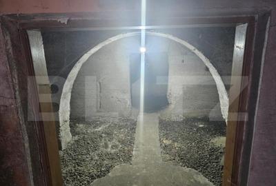 Casa veche cu 4 camere, demisol, teren 300 mp, zona Campen - 12