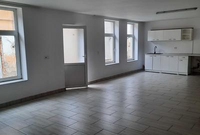 Spațiu comercial, de 100 mp, în Central - 3