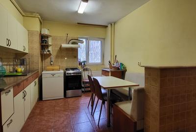 STRADAL, et. 1/10, decomandat, vedere mixta, bloc 1985 REABILITAT, tramvaiul 41 - 3