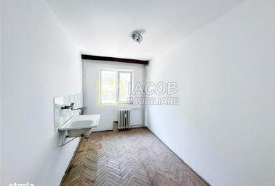 Apartament cu 3 camere nedecomandat în Central