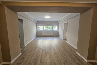 Apartament cu 3 camere decomandat în Exterior Vest