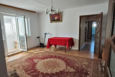 Apartament cu 3 camere decomandat în Micro 14