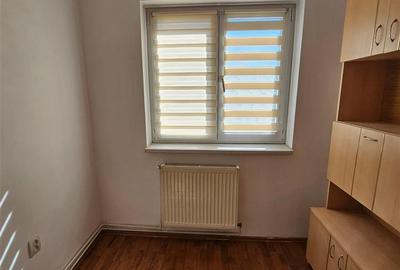 Apartament cu 3 camere semidecomandat, mobilat în Hipodrom 1 - 13
