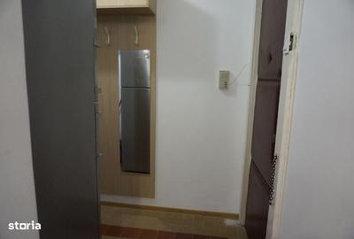 Apartament cu 3 camere semidecomandat în Exterior Vest