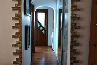 Apartament cu 3 camere decomandat în Tineretului
