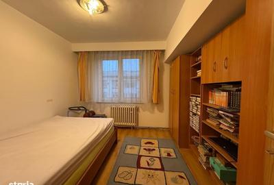 Apartament cu 4 camere decomandat în Central