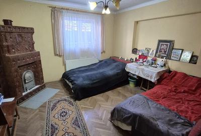 Casă cu 5 camere cu Teren 195 Mp în Blejoi - 1