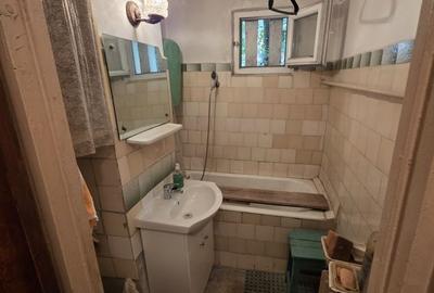 Apartament cu 4 camere decomandat în Tei