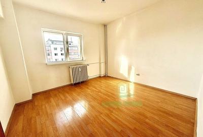 Apartament cu 3 camere semidecomandat în Moșilor