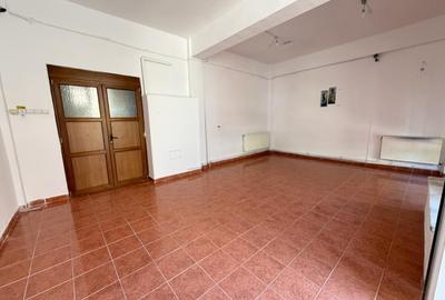Spațiu comercial, de 54 mp, în Central - 3