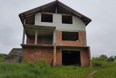 Casă cu 4 camere cu Garaj în Est