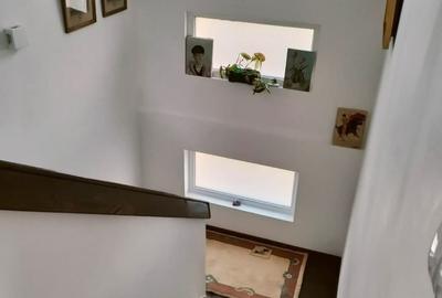 Casă cu 7 camere cu Teren 476 Mp în Corbeanca