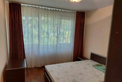 Apartament cu 3 camere semidecomandat în Crângași