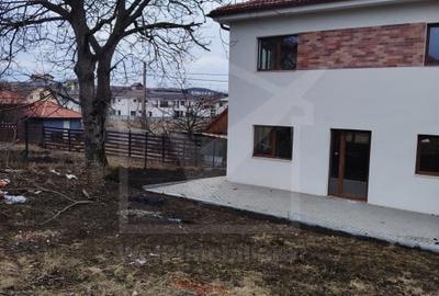 Casă individuală cu 4 camere cu Canalizare în Dezmir