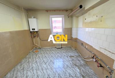 Apartament cu 4 camere decomandat în Cetate