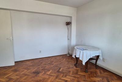 Apartament cu 3 camere în Romanilor