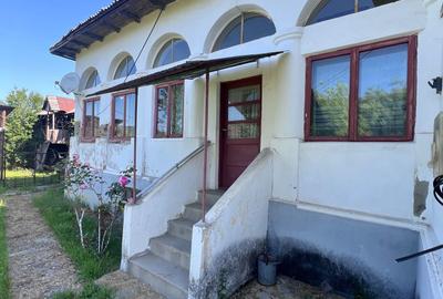 Casă cu 4 camere în Țepești