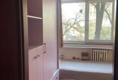 Apartament cu 3 camere semidecomandat în Baba Novac