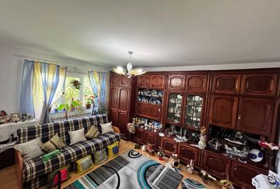Apartament cu 4 camere decomandat, mobilat în CET - 8