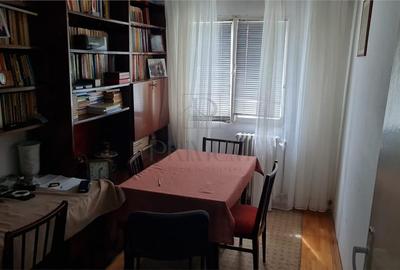 Apartament cu 3 camere decomandat în Lipovei