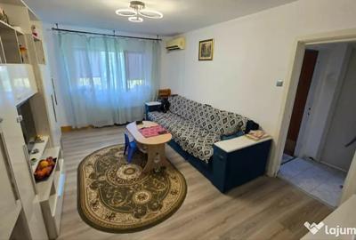Apartament cu 3 camere semidecomandat în Podu Roș