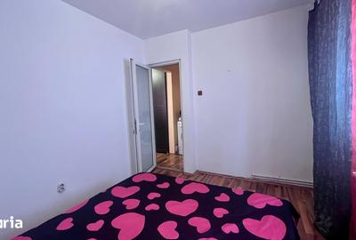 Apartament cu 3 camere semidecomandat în Florilor