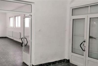 Spațiu comercial, de 180 mp, în Central - 8