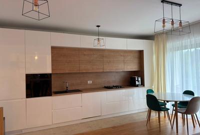 Apartament cu 3 camere semidecomandat în Băneasa