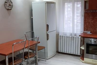 Apartament cu 3 camere semidecomandat în Buziașului