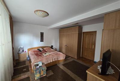Casă cu 7 camere cu Canalizare în 1 Mai - 17