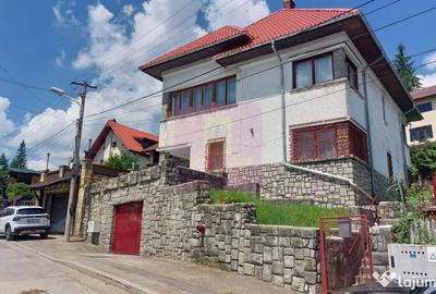Casă cu 8 camere cu Teren 518 Mp în Central