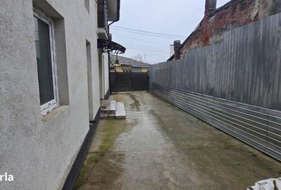 Casă cu 4 camere cu Canalizare în Tei - 2