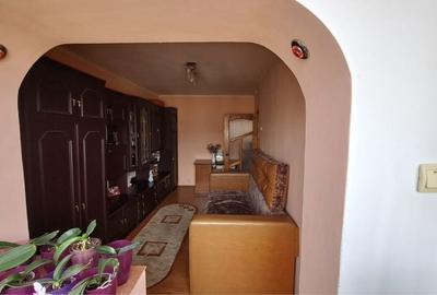 Apartament cu 3 camere decomandat în Crihala