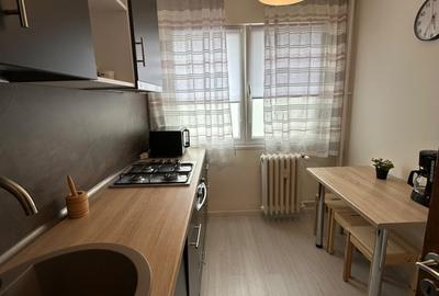 Apartament cu 3 camere semidecomandat, mobilat în Titan
