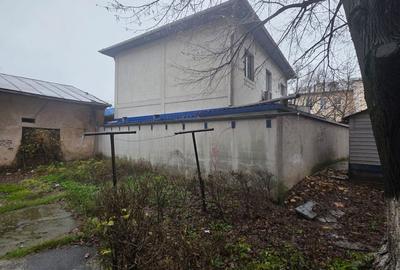 Casă cu 3 camere cu Canalizare în Central - 1