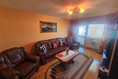 Apartament cu 3 camere decomandat, mobilat în Micro IV - 2