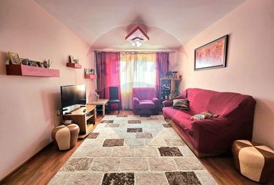 Apartament cu 3 camere decomandat în Casa de Cultură