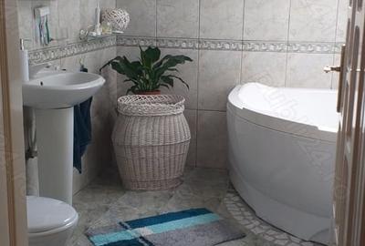 Casă cu 6 camere cu Teren 1122 Mp în Central