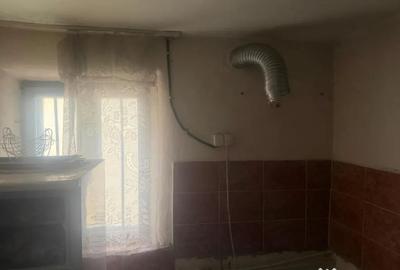 Casă cu 2 camere cu Teren 1000 Mp în Central