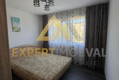 Apartament cu 3 camere semidecomandat în Traian