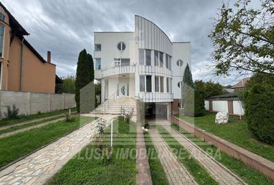 Casă individuală cu 8 camere cu Canalizare în Cetate - 1