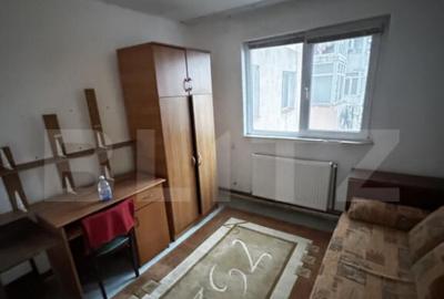 Apartament cu 4 camere semidecomandat în Craiovița Nouă