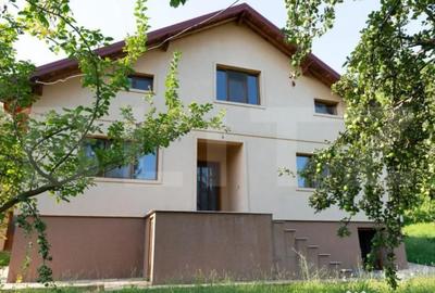 Casă cu 7 camere cu Teren 3000 Mp în Central - 1